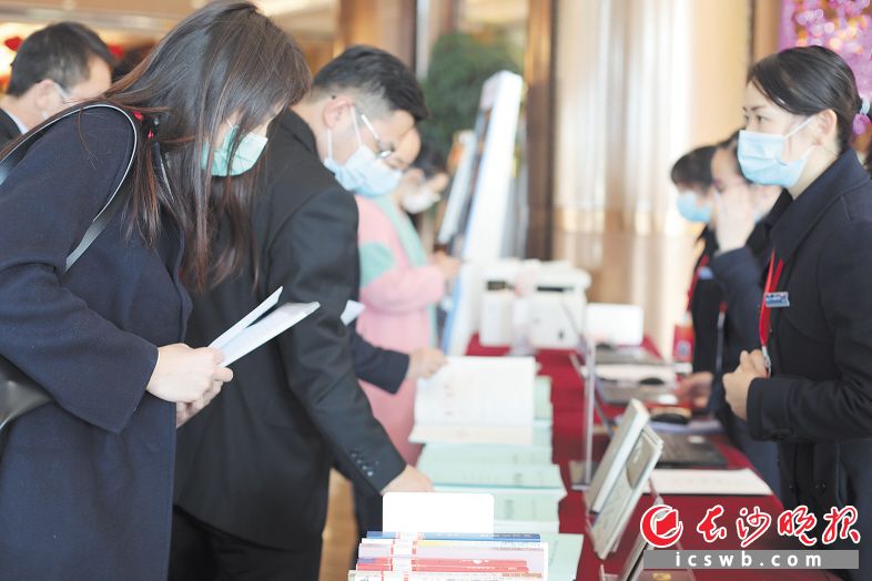 长沙图书馆将流动图书车开进“两会”服务点，让代表在驻地自助借还书籍，闲暇时能够阅读充电。
