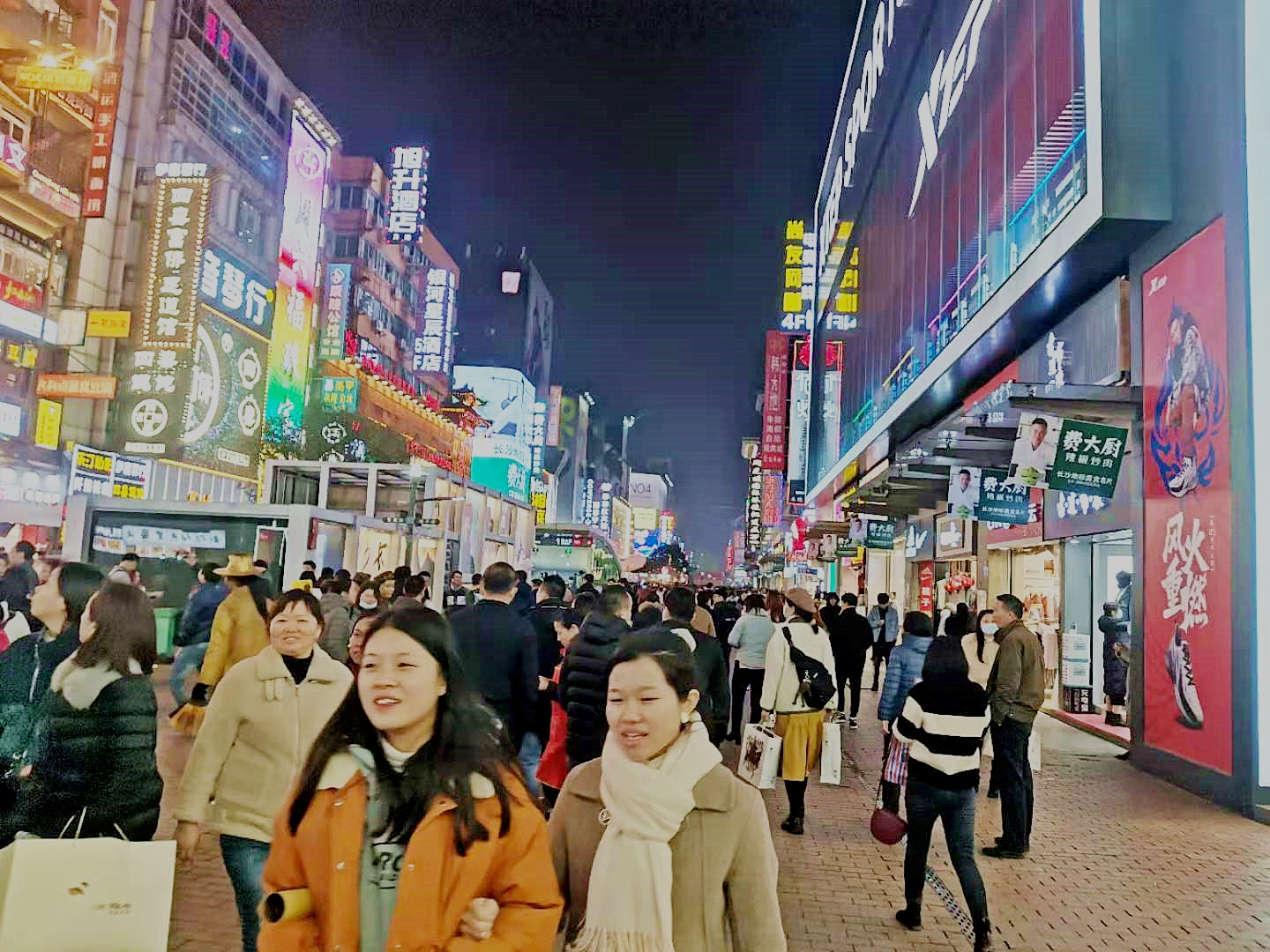 长沙黄兴南路步行街街头。长沙晚报全媒体记者 王斌 摄