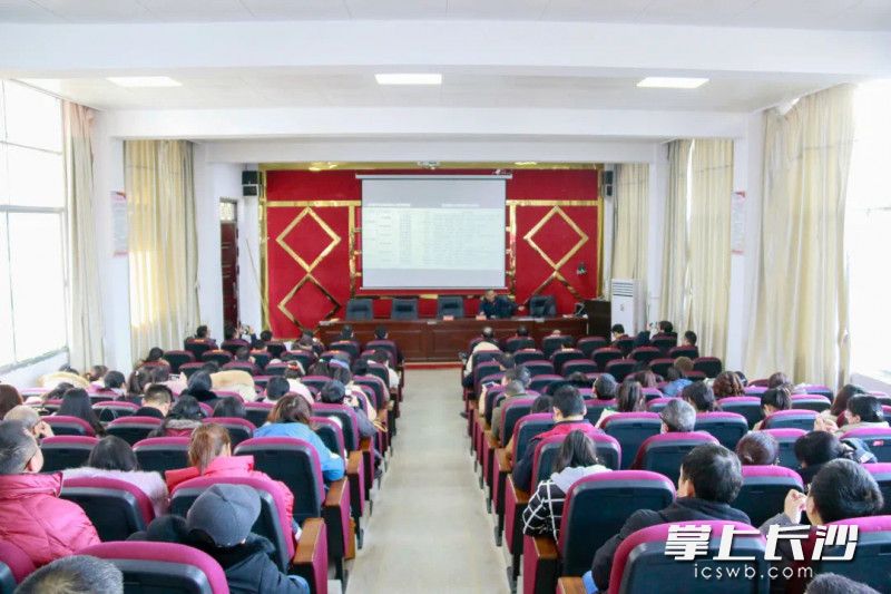 长沙市实验中学校长、长沙市肖建军名校长工作室首席名校长、中学物理特级教师、正高级教师肖建军给沅陵多所农村学校的老师们作《指向核心素养的新课程新教材改革》的培训讲座。
