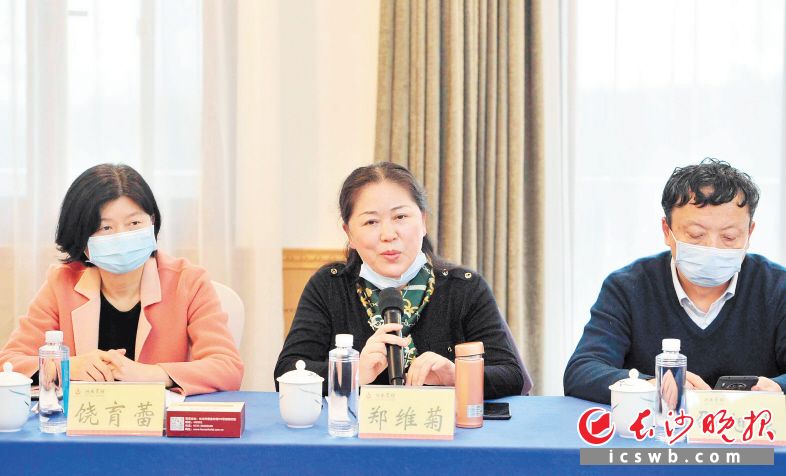 省政协十二届四次会议上，省政协委员积极建言献策。 长沙晚报全媒体记者 贺文兵 摄
