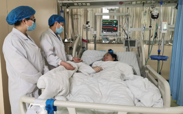 湖南省妇幼保健院产一科、麻醉手术科及新生儿科医护人员共同默契配合，仅用13分钟就成功救治一名胎盘早剥孕妇，母子平安。长沙晚报通讯员 李慧 蒋玉蓉 供图
