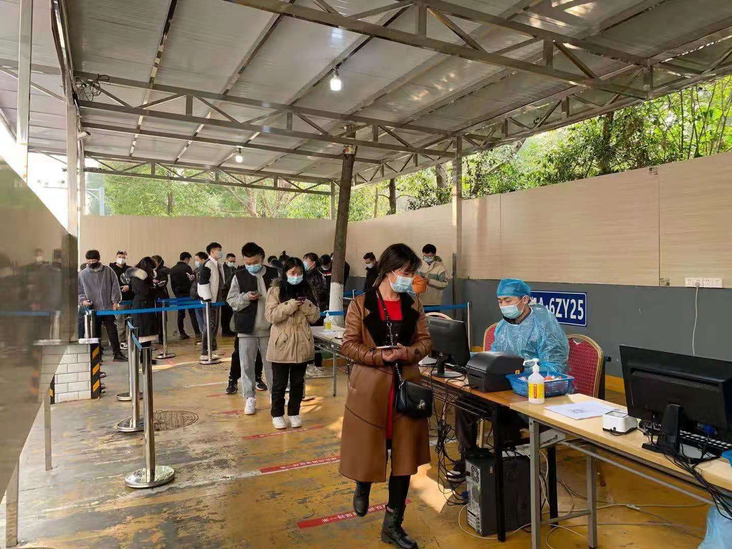 长沙市中医医院（长沙市第八医院）星沙院区开辟“愿检尽检”采样专区。粟青梅 摄