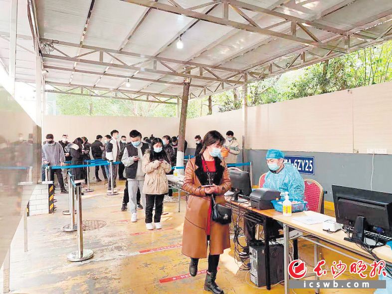 长沙市中医医院（长沙市第八医院）在星沙院区住院大楼西侧开阔通风地带开辟“愿检尽检”采样专区，引导市民有序进行核酸检测。 长沙晚报通讯员 粟青梅 摄