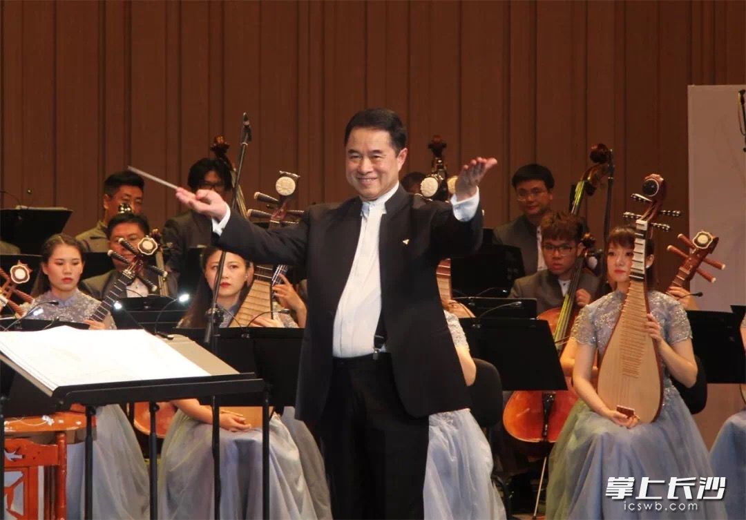 湖南民族乐团艺术总监、著名指挥家王甫建将传统笛曲《欢乐歌》改编为民乐合奏曲，高音悠扬清远，低音含蓄婉转。长沙音乐厅 供图