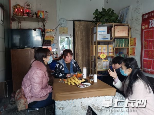 老师在家访中。