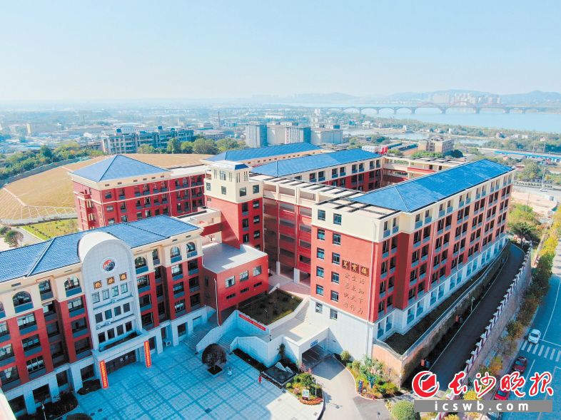 2013年至2020年，天心区连续实施两个学校建设“三年行动计划”，投入40亿元完成41个新建改建扩建项目。本版图片均为天心区教育局提供