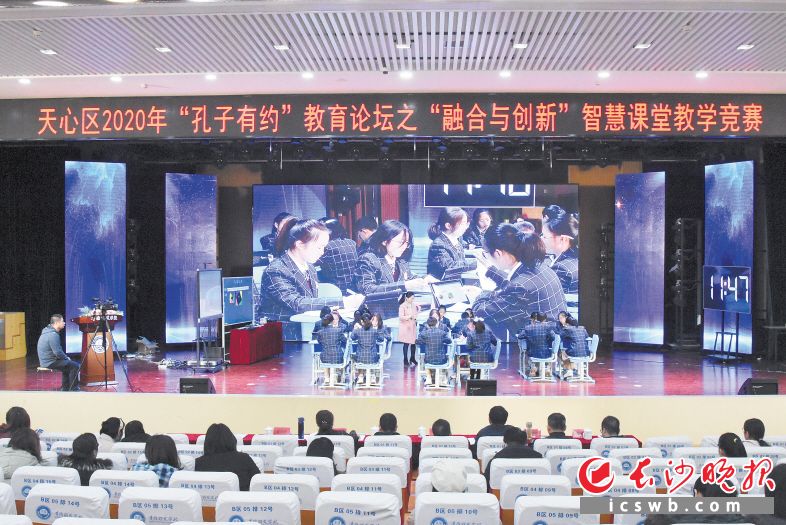 天心区每年设立100万元专项经费奖补学校信息化应用特色项目，每年投入1000万元打造10所“数字校园”、100间“智慧教室”。