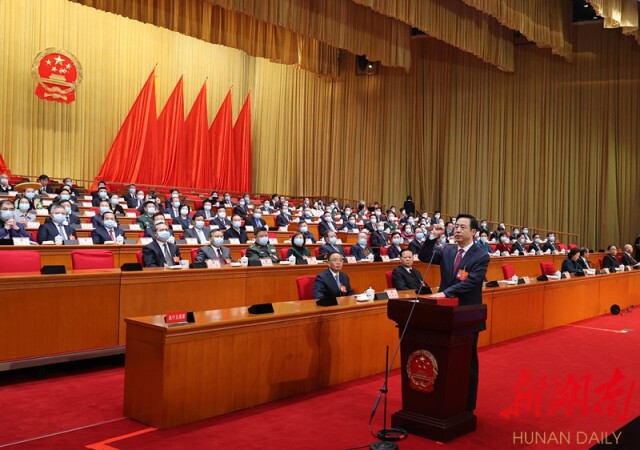 新当选的省人大常委会主任许达哲向宪法宣誓。湖南日报·记者 赵持 摄