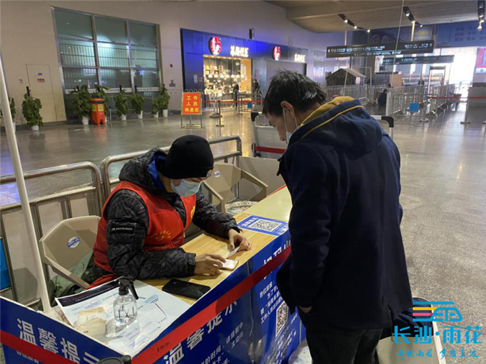 帮助老人和没有智能手机的旅客申请或登记信息。

