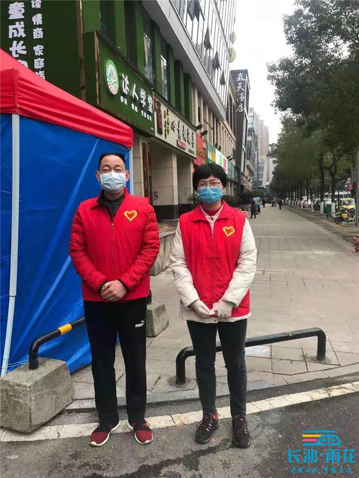 社区志愿者助力疫情防控。