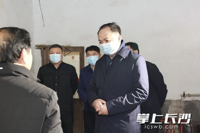 郑建新带队走访慰问老同志、在长院士、道德模范、困难群众和党员。刘书勤 摄