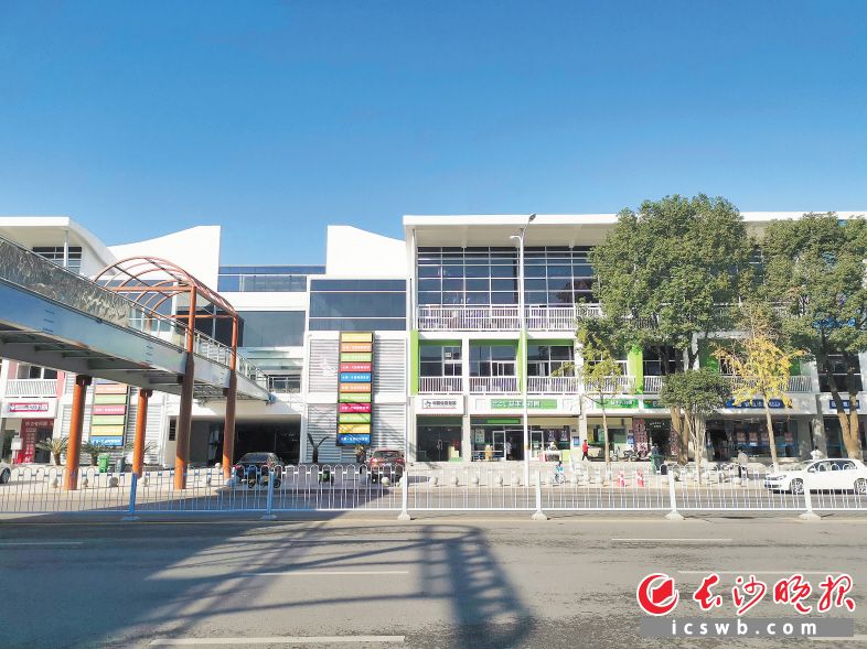 岳麓区龙柏湾商业街建筑立面改造后的新面貌。 岳麓区城管执法局供图