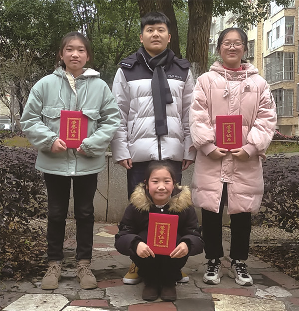 图为三位拾金不昧的学生与失主在一起。图片由受访者提供