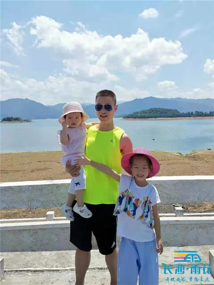 熊辉（图中）。