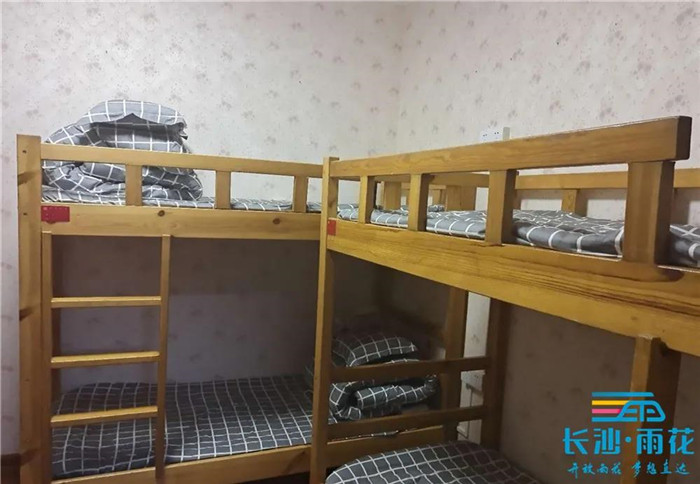 友友饭店为留在长沙过年的员工新购买了一批床上用品。