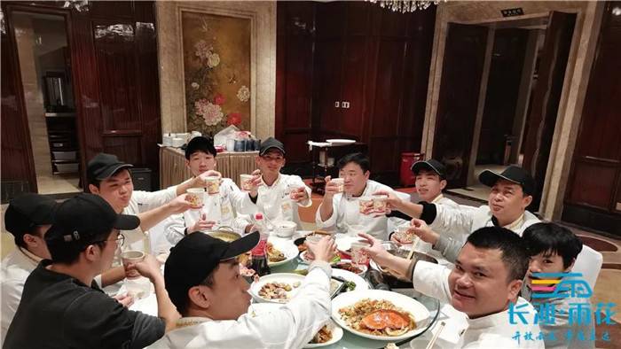 友友饭店宴请部分留在长沙过年的员工聚餐。