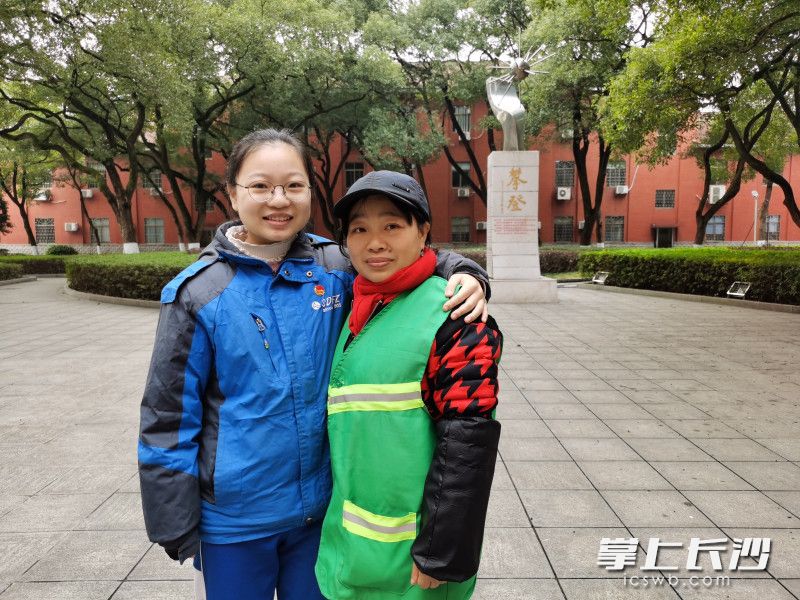 戴宜珊与妈妈唐清华在学校的攀登杯前合影。长沙晚报全媒体记者 舒文 摄