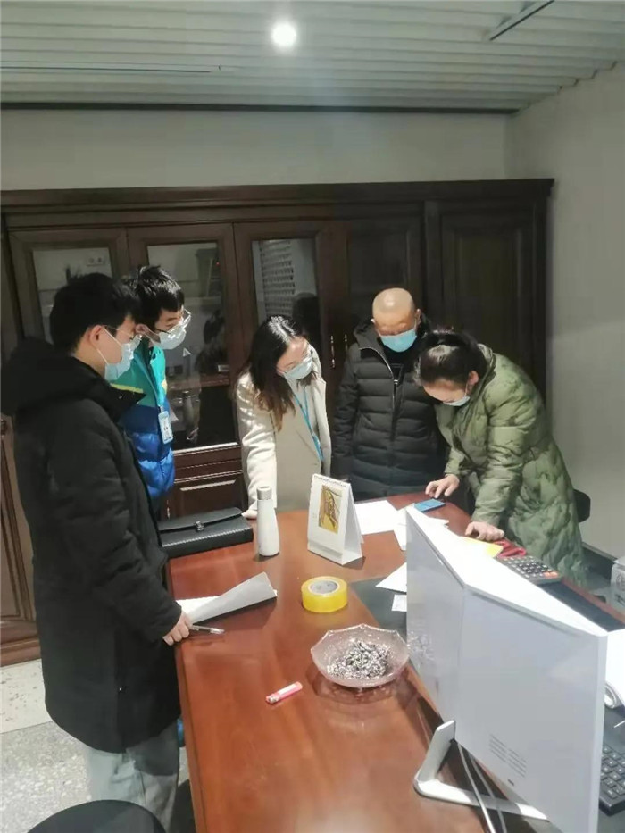 同升所与云冷工作人员一起指导进口冷链食品经营户完成＂湘冷链＂用户注册工作。

