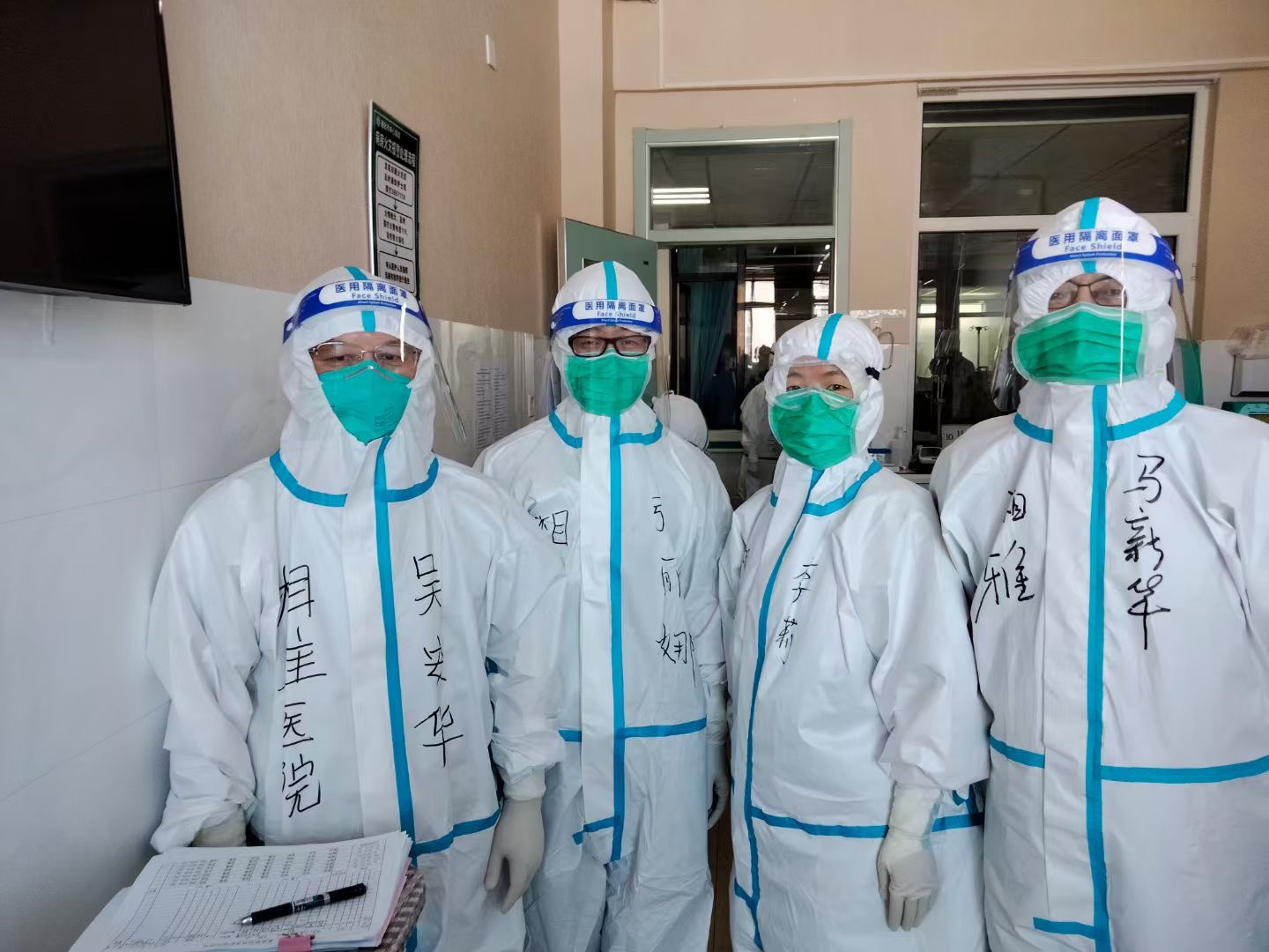 中南大学湘雅医院感染控制中心吴安华教授（左一）在吉林支援疫情防控工作。  受访者供图