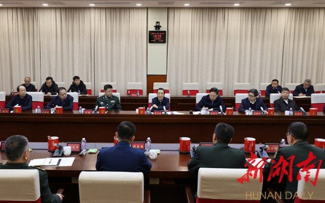 2月5日下午，省委书记、省人大常委会主任许达哲来到国防科技大学，看望慰问学校师生、官兵和科研人员，图为许达哲同学校领导、师生代表座谈。 湖南日报·新湖南客户端记者 赵持 摄