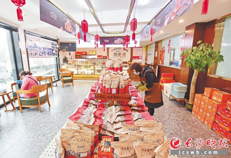就地过年”助“老长沙味”的年货消费大增，九如斋、马复胜、沙利文等老字号年货线上渠道增长明显。长沙晚报全媒体记者 王志伟 摄