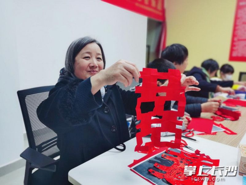 窗花DIY。均为通讯员 张文 供图
