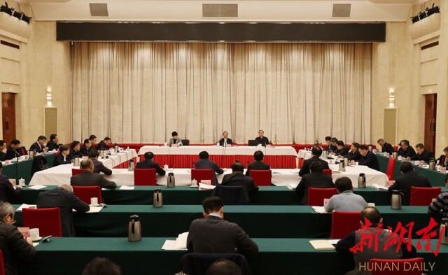 2月7日下午，省委书记、省人大常委会主任、省委网络安全和信息化委员会主任许达哲主持召开省委网络安全和信息化委员会第四次会议，省委副书记、省长、省委国家安全委员会副主任毛伟明出席。 湖南日报·新湖南客户端记者 赵持 摄