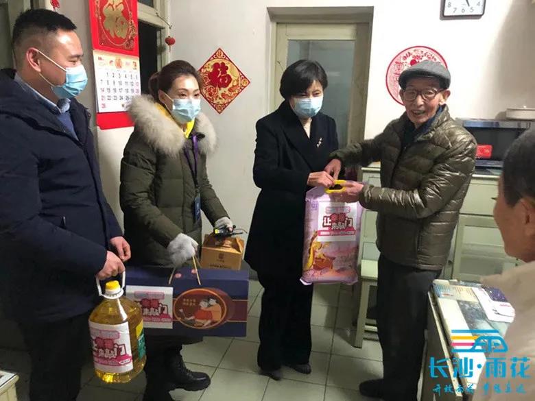 韶山路社区工作人员为空巢老人家庭赠送爱心礼包。