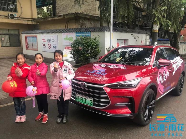 孩子们与直播车合影，祝福家人牛年大吉。