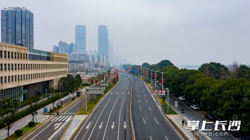 提质改造后的湘江路，车、景、人三位一体的整体提升改造效果已初步显现。长沙晚报全媒体记者 邹麟 摄