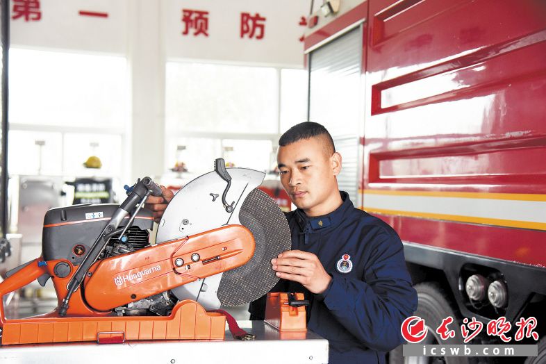河南许昌人，消防员李亚东响应“就地过年”号召，守护辖区平安