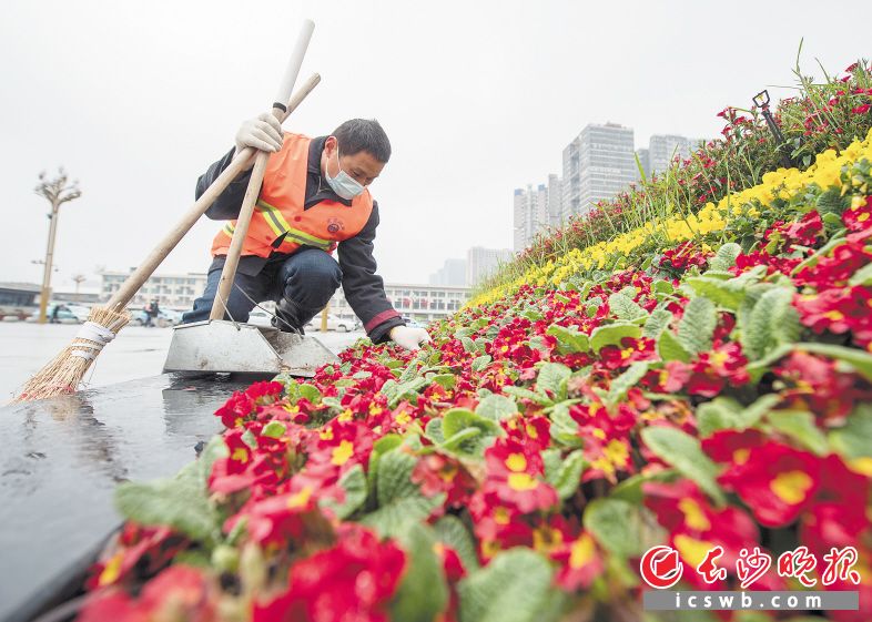 廖来明来自河南周口，今年他响应“就地过年”号召，留在长沙，坚守岗位。长沙晚报全媒体记者 黄启晴 摄