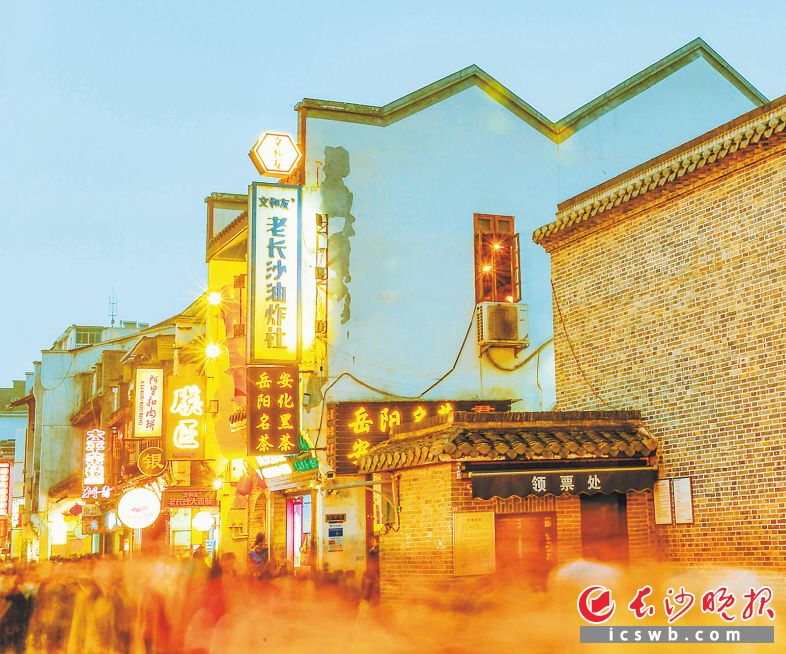 华灯初上时分，太平街流光溢彩。邹麟 摄