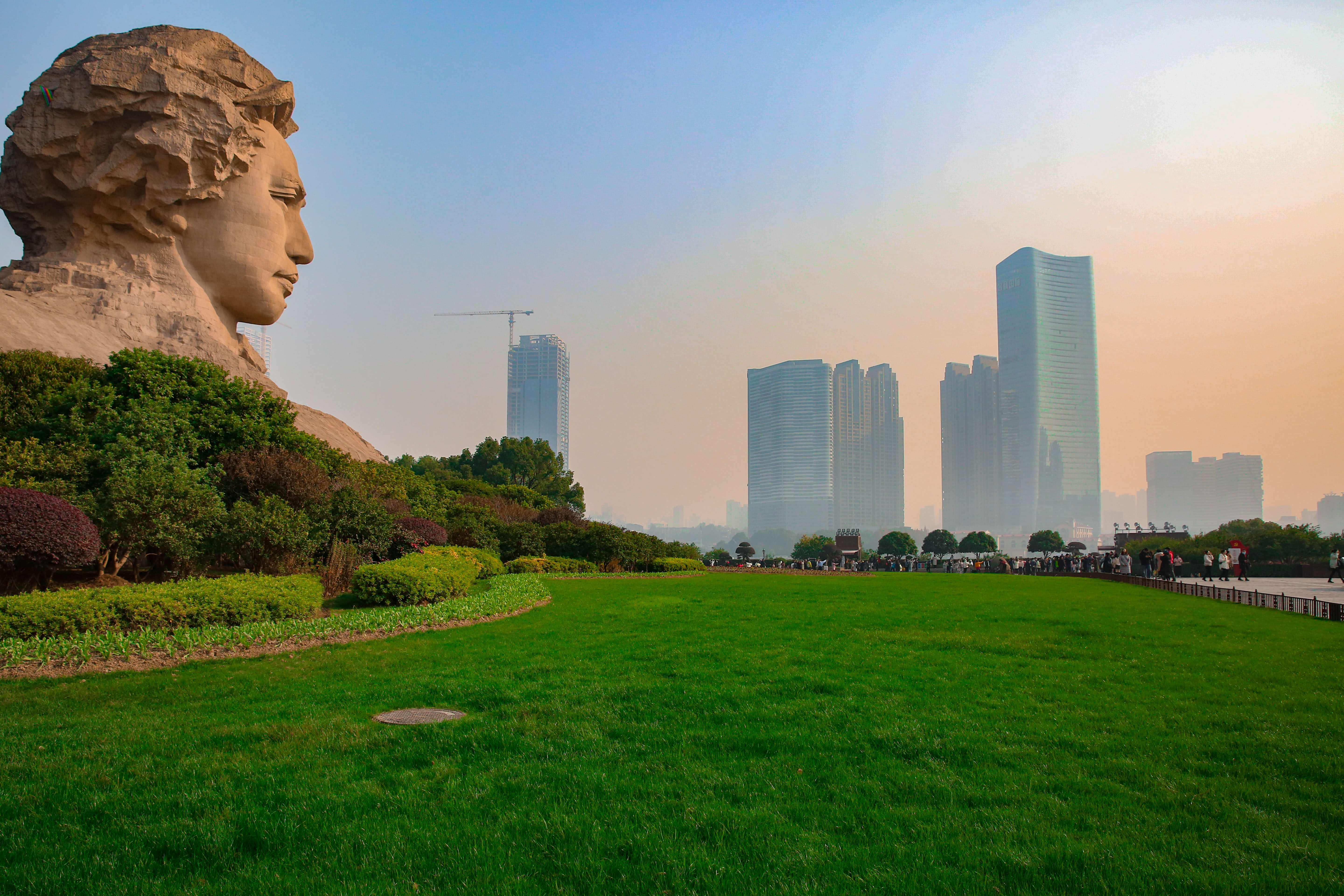从不同角度欣赏青年毛泽东艺术雕塑。通讯员 王萍 摄