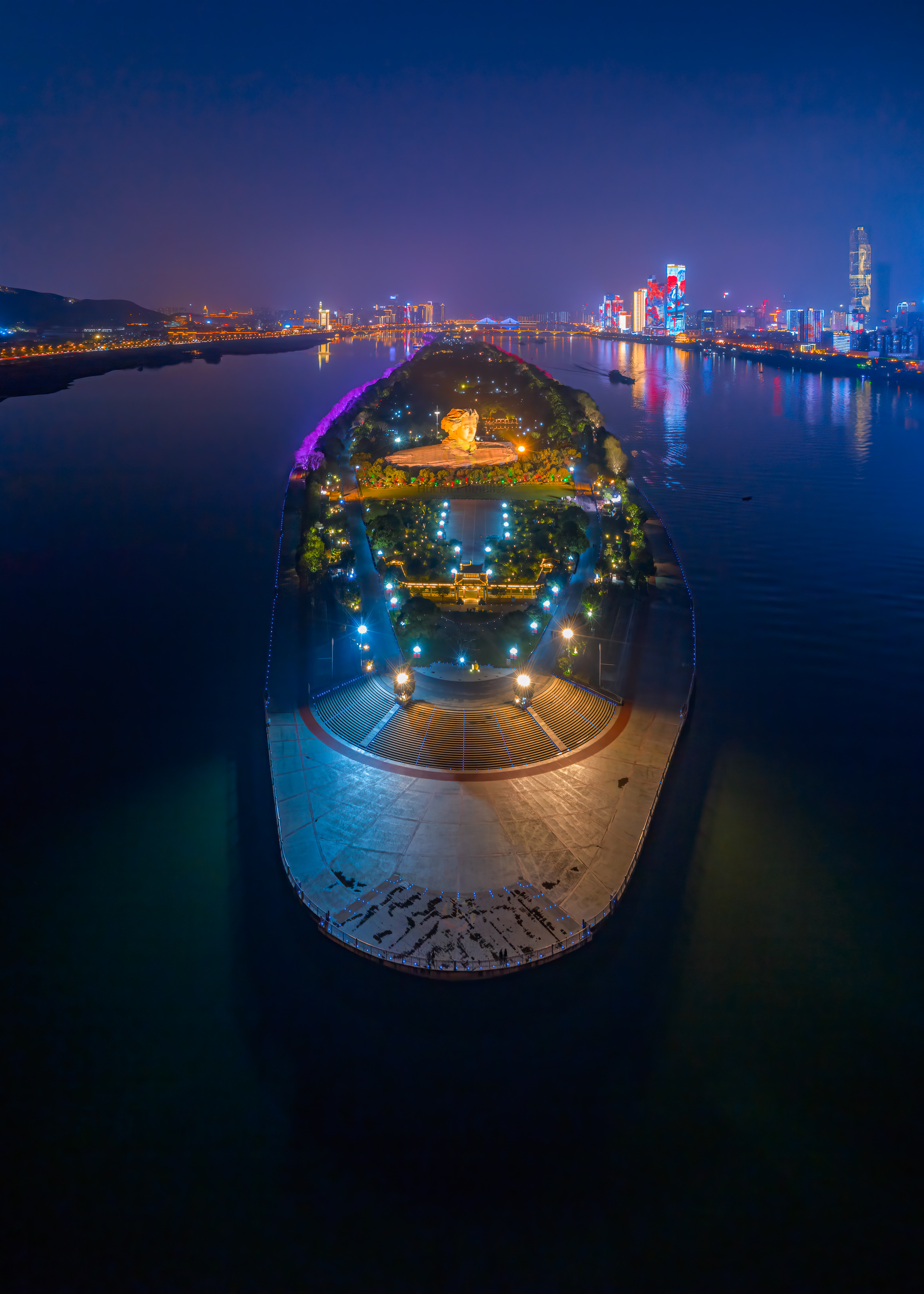 夜晚的橘子洲星光熠熠。通讯员 王萍 摄