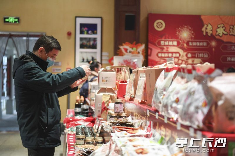 今年1月，市民在橘子洲上挑选“非遗年货节”上的非遗产品。长沙晚报全媒体记者 黄启晴 摄