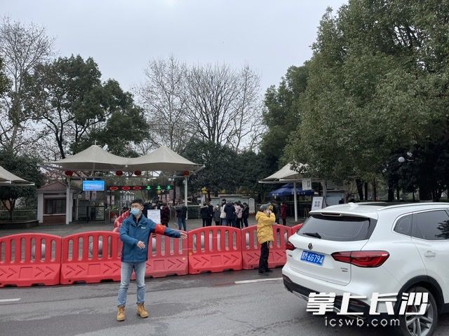 志愿者引导交通。