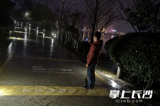 城管工作人员检查亮化情况。均为通讯员 石芳宇 供图