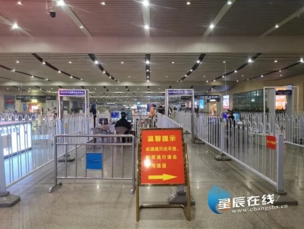 火车南站执法队员正在值勤。