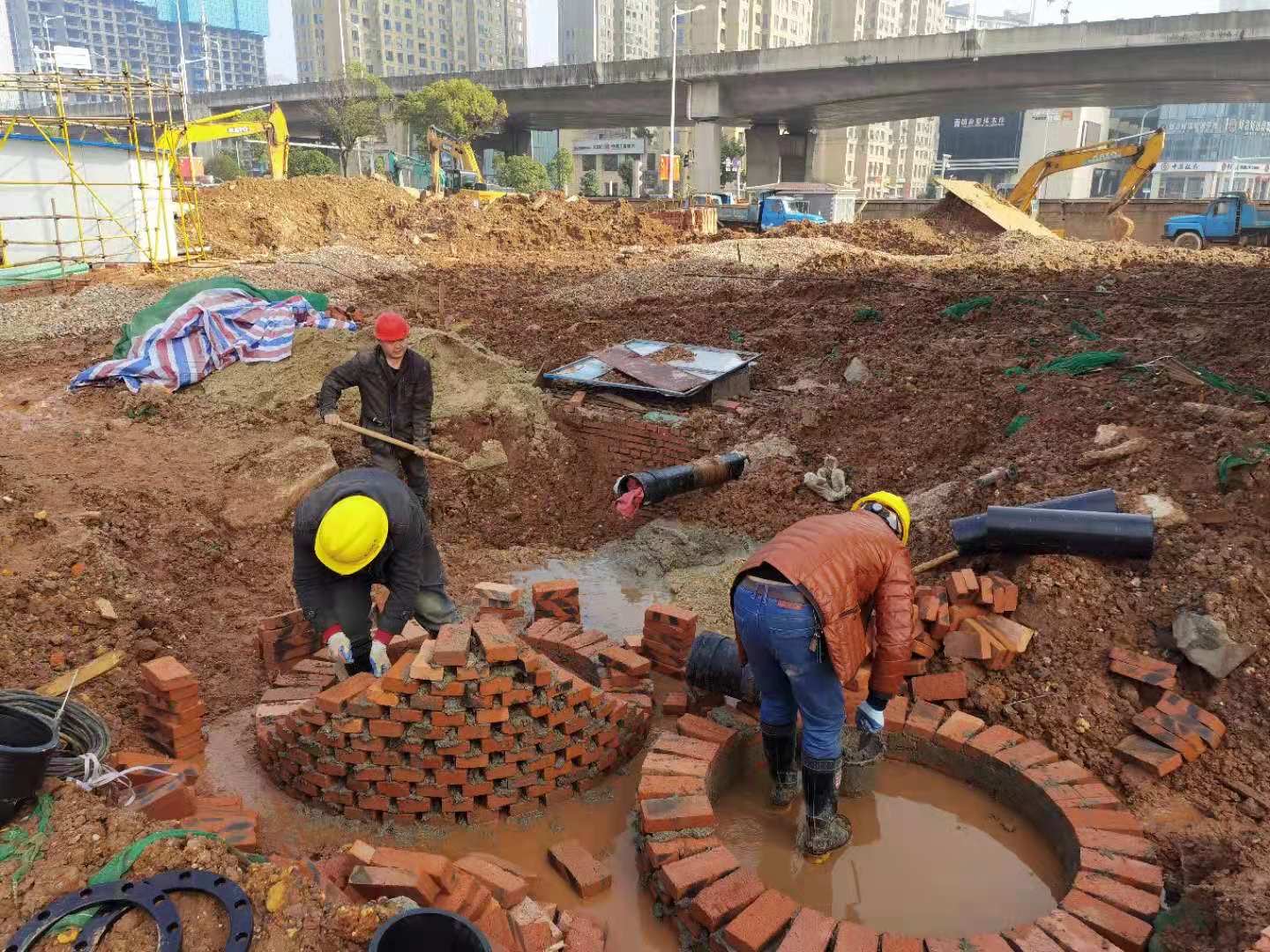 16日,圭塘河项目的施工现场,工人们正在抓紧时间,全面推进项目建设。均为长沙晚报全媒体记者 陈焕明 通讯员 王耿翔 孙亚琦 摄影报道 16日,圭塘河项目的施工现场,工人们正在抓紧时间,全面推进项目建设。均为长沙晚报全媒体记者 陈焕明 通讯员 王耿翔 孙亚琦 摄影报道