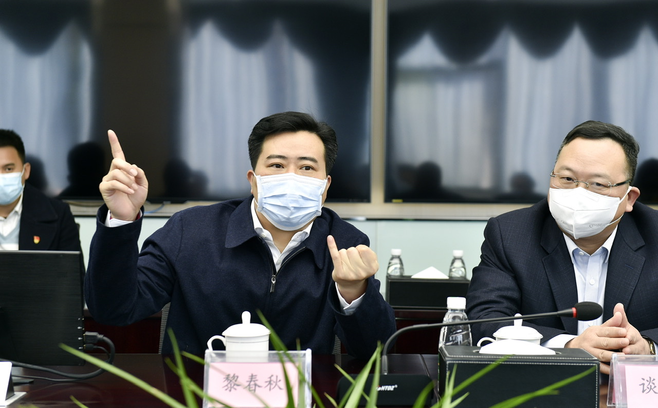 18日上午，长沙市委常委、浏阳市委书记黎春秋在蓝思科技召开现场办公会，为企业加油鼓劲、纾难解困。长沙晚报通讯员 邓霞林 摄