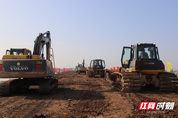 火热的建设现场。