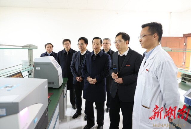 2月18日上午，省委书记、省人大常委会主任许达哲来到湖南农业大学调研学校改革发展等情况。图为许达哲考察园艺作物种质创新与新品种选育工程研究中心。