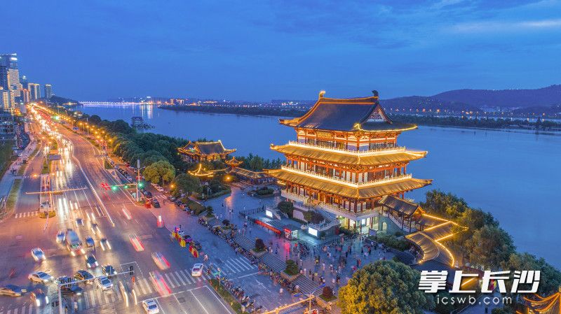 车来车往的湘江大道旁，众多市民在杜甫江阁广场上舞动身心。长沙晚报全媒体记者 邹麟 摄