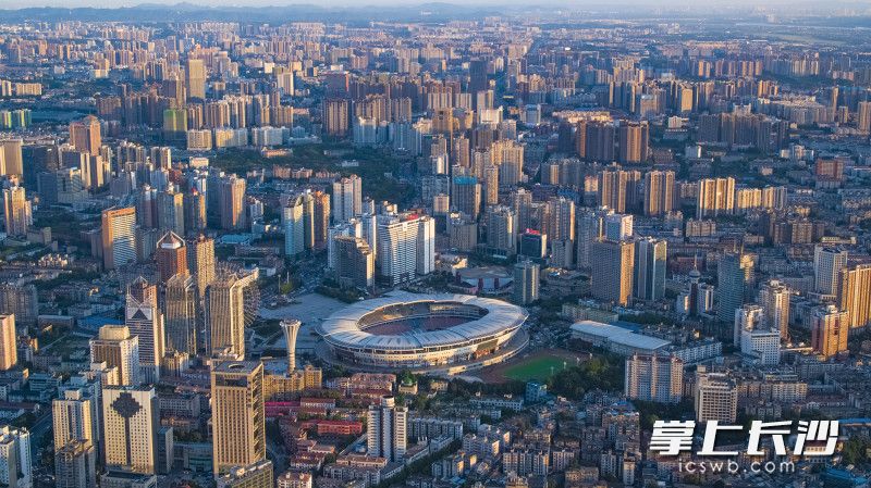 俯瞰城南，高层建筑错落有致的分布在新世纪体育文化中心四周，国际化大都市气息扑面而来。长沙晚报全媒体记者 罗杰科 摄