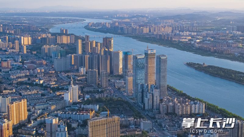长沙最中心的五一广场到书院路，高低错落的城市建筑勾勒出唯美江岸线。长沙晚报全媒体记者 罗杰科 摄