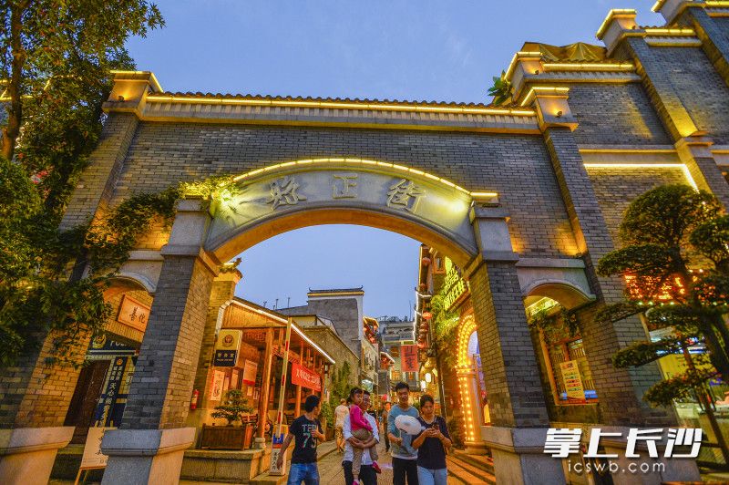 天心区高正街在假期里迎来了游客高峰，傍晚时分，仍有不少游客在此感受长沙老城区的历史气息。长沙晚报全媒体记者 邹麟 摄