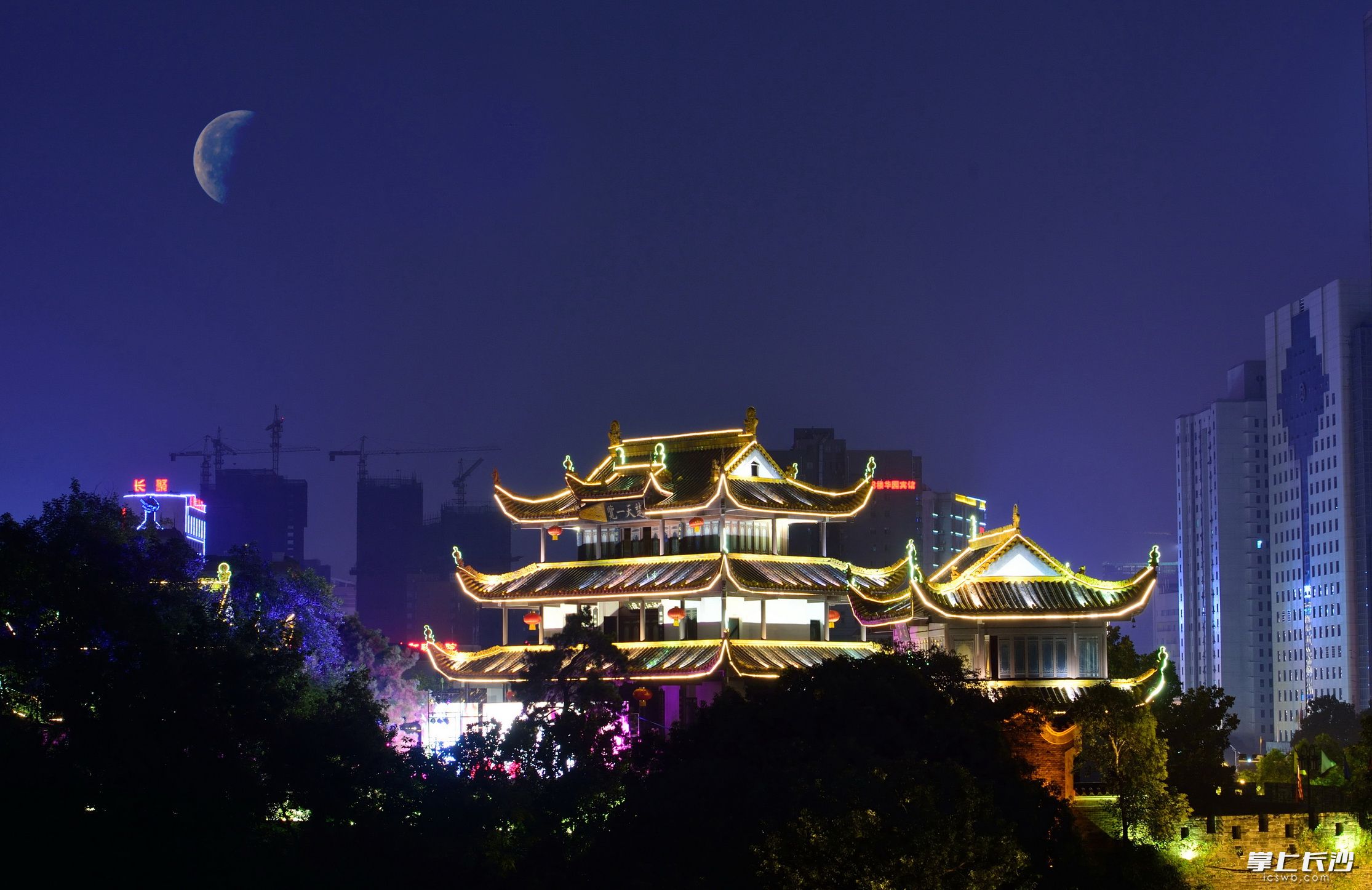 天心阁，月色与古阁相互映衬。长沙晚报全媒体记者 陈飞 摄