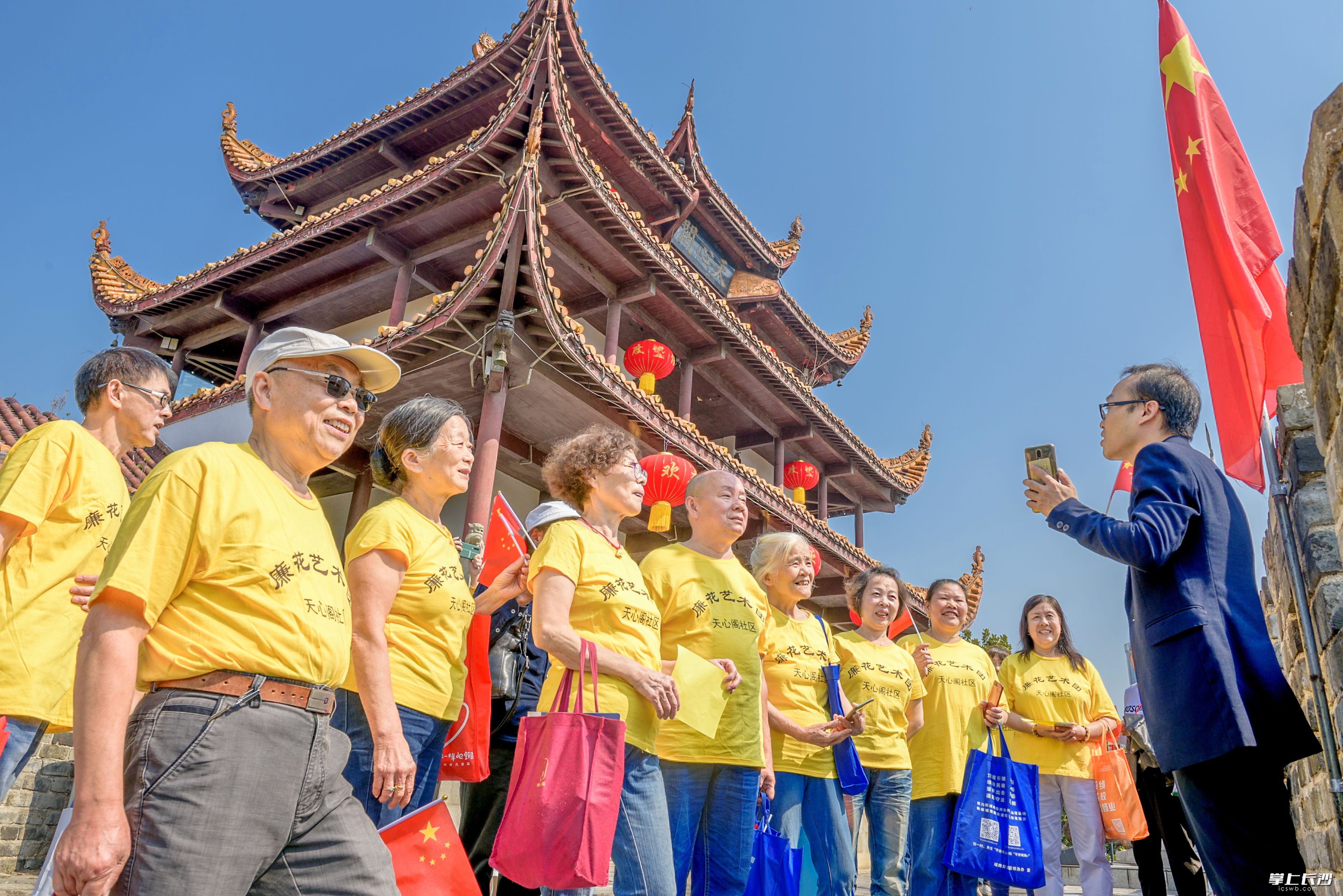 重阳节，市民登上天心阁古城楼，远瞰星城的美丽秋景，零距离感受天心古阁的风华神韵。长沙晚报全媒体记者 陈飞 摄