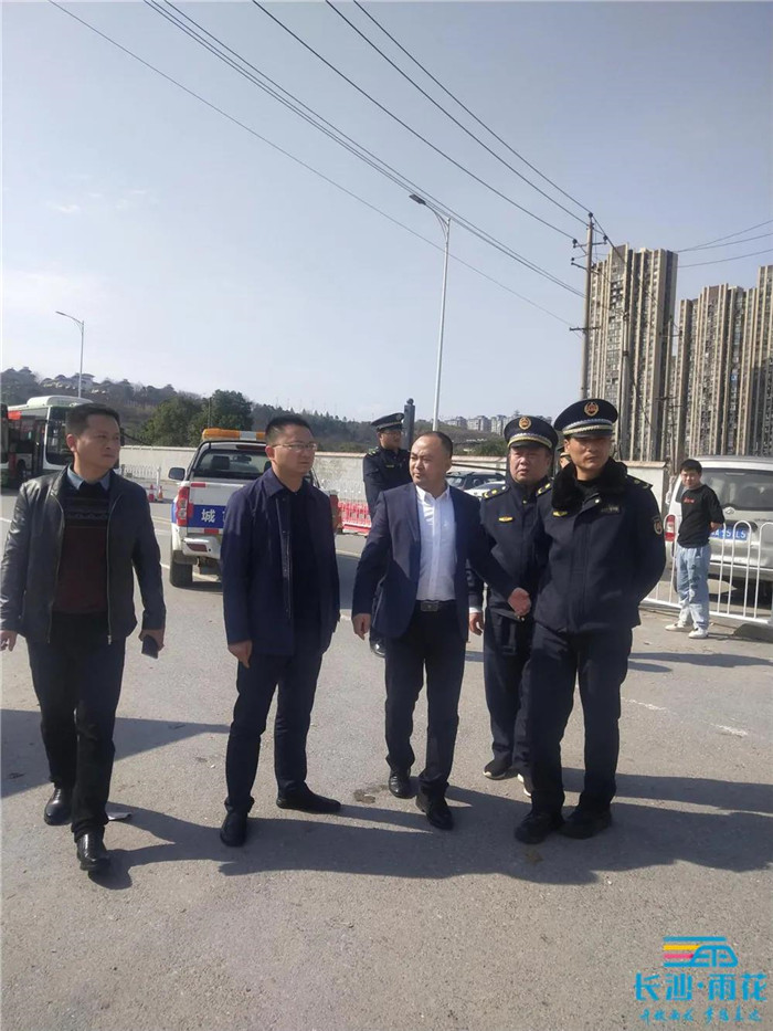 东山街道党工委书记周少敏（图中）进行道路隐患排查。